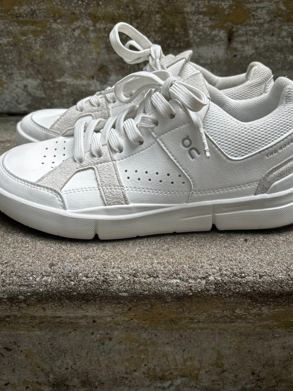 NWOT Womens 5.5 On The Roger Clubhouse Shoe White Athletic Shoes